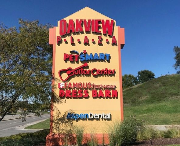 3219 Oak View Dr, Omaha, NE 68144